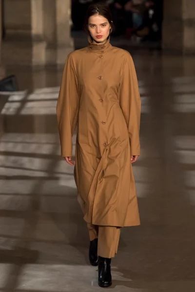 Look 10